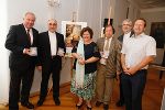 Landeshauptmann Hermann Schützenhöfer und Diözesanbischof Wilhelm Krautwaschl bei der Präsentation der Sonderbriefmarke. © Gerd Neuhold_Sonntagsblatt; bei Quellenangabe honorarfrei