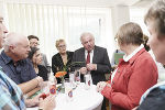 Den Besuch der Bezirkshauptmannschaft nutzte Schützenhöfer um mit den Mitarbeiterinnen und Mitarbeitern über aktuelle Herausforderungen in ihrer täglichen Arbeit zu sprechen. ©      
