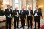 Honorarkonsule Ägyd Pengg und Gerhard Franz, LH Hermann Schützenhöfer, NAbg. a. D. Erwin Spindelberger und Oberstaatsanwalt a. D. Karl Gasser bei der Ehrenzeichenverleihung in der Grazer Burg (v.l.) © Foto: steiermark.at/Foto Frankl; bei Quellenangabe honorarfrei