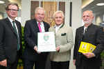 Landesrat Christopher Drexler, Landeshauptmann Hermann Schützenhöfer, Hilfswerk-Vorsitzender BR Gregor Hammerl und Geschäftsführer Gerald Mussnig (v.l.) bei der Überreichung des Landeswappens. © Hilfswerk Steiermark/Oliver Wolf; bei Quellenangabe honorarfrei