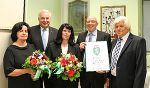 LH Hermann Schützenhöfer überreichte Wilma Ritonja, Daniela und Roland Klinser sowie Helmut Ritonja das Steirische Landeswappen (v.l.) © Foto: steiermark.at/Janderka; bei Quellenangabe honorarfrei