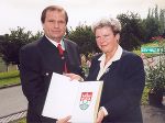 Bildtext: Landeshauptmann Waltraud Klasnic und Bürgermeister Gerhard Preglau präsentieren das neue Gemeindewappen. Foto: Gerhard Dusek, Abdruck bei Quellenangabe honorarfrei. Bildtext: Landeshauptmann Waltraud Klasnic und Bürgermeister Gerhard Preglau präsentieren das neue Gemeindewappen. Foto: Gerhard Dusek, Abdruck bei Quellenangabe honorarfrei.