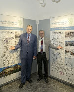 Helmut Theobald Müller und Burkhard Thierrichter mit den Ausstellungstafeln "ihrer" Bezirkshauptmannschaften. Helmut Theobald Müller und Burkhard Thierrichter mit den Ausstellungstafeln "ihrer" Bezirkshauptmannschaften.