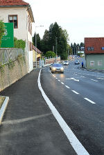 Auch Gehwege wurden entlang der sanierten St.-Peter-Hauptstraße errichtet © prtrumler/H. Pachernegg; bei Quellenangabe honorarfrei Auch Gehwege wurden entlang der sanierten St.-Peter-Hauptstraße errichtet