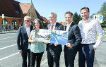 Gemeinsame Verkehrsfreigabe der St.-Peter-Hauptstraße heute Nachmittag: Thomas Fischer, Leiter des Grazer Straßenamtes, Verkehrsstadträtin Elke Kahr, Verkehrslandesrat Anton Lang, Bgm. Siegfried Nagl und A16-Leiter Andreas Tropper (v.l.)