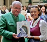 Landeshauptmann Hermann Schützenhöfer und Monika Primas präsentierten das neue Buch  „Froschgoscherl, Kittelblech und Hexenstich. Die steirischen Frauentrachten". © Foto: Oberländer; bei Quellenangabe honorarfrei