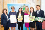 Monika Ablasser-Spuller, Anna Thaller, Ministerin Elisabeth Köstinger, Alexandra Jäger, Christine Heinz-Melbinger und Christoph Straka bei der Überreichung des Umweltzeichens in Wien © Foto: bmnt; bei Quellenangabe honorarfrei 