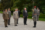 Der spanische General Francisco Javier Varela Salas, der französische General Jean-Pierre Bosser mit dem Kommandanten der Landstreitkräfte Franz Reißner und Landeshauptmann Hermann Schützenhöfer sowie Bürgermeister Siegfried Nagl bei der Eröffnungszeremonie vor dem Schloss Eggenberg.