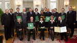 Landeshauptmann a.d. Dr. Josef Krainer, Dr. Franz Harnoncourt-Unverzagt. Bereichsleiter Michael Pirsch, Kommandant Ernst-August Blankenstein, (Malteser Hospitaldienst), LH-Stellvertreter Hermann Schützenhöfer, Mag. Dr. Johannes Steiner, Mag. Dr. Karin Wölkart, Dipl.-Ing. Dr. Martin Galler, Univ.-Prof. Mag Dr. C. Oliver Kappe, TU Graz- Rektor Univ.-Prof., Dipl.-Ing. Dr. Hans Sünkel, Dipl.-Ing. Dr. Emil Göttlich, Mag. Dr. Rostam J. Neuwirth, und Univ.-Prof. DDr. Gerald Schöpfer. Sitzend: Maria und Kommerzialrat Johann Roth, Olga Neuwirth, Landeshauptmann Waltraud Klasnic und Dieter Pochlatko. Foto ;Fischer 