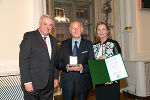 Für sein umfangreiches künstlerisches Engagement in der Steiermark wurde Kammersänger Ernst Dieter Suttheimer mit dem Goldenen Ehrenzeichen geehrt.
