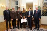 Verleihung der Preise für "Feuerwehrfreundliche Arbeitgeber" am 15. November 2018 im Weißen Saal der Grazer Burg: Tischlerei Heinzl aus dem Bezirk Deutschlandsberg.