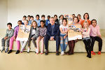 LR Anton Lang mit Tierschutzombundsfrau Barbara Fiala-Köck. Zweite Reihe: Lea Mirwald, Verein Tierschutz macht Schule bei der Präsention des Posters © Land Steiermark/Gründl; bei Quellenangabe honorarfrei