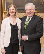  Landeshauptmann Hermann Schützenhöfer und Wirtschaftslandesrätin Barbara Eibinger-Miedl freuen sich über die herausragende Position der Steiermark im Bereich Forschung und Entwicklung. © steiermark.at/Fischer; bei Quellenangabe honorarfrei