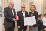 LH Hermann Schützenhöfer und Landtagspräsidentin Bettina Vollath überreichten dem Chef der Wirtschaftsnachrichten Süd Wolfgang Hasenhütl aus Graz das Silberne Ehrenzeichen für Verdienste um die Republik Österreich