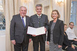 LH Hermann Schützenhöfer überreichte gemeinsam mit Landtagspräsidentin Bettina Vollath an Johann Riegelnegg aus Graz den Berufstitel Regierungsrat