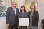 LH Hermann Schützenhöfer überreichte gemeinsam mit Landtagspräsidentin Bettina Vollath an Ursula Haghofer aus Mürzzuschlag den Berufstitel Regierungsrätin