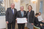 LH Hermann Schützenhöfer überreichte gemeinsam mit Landtagspräsidentin Bettina Vollath an Ernst Lugitsch aus Feldbach den Berufstitel Baurat