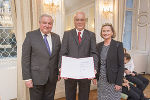 LH Hermann Schützenhöfer überreichte gemeinsam mit Landtagspräsidentin Bettina Vollath an Franz Kain aus Seiersberg-Pirka den Berufstitel Medizinalrat