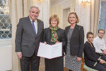 LH Hermann Schützenhöfer und Landtagspräsidentin Bettina Vollath überreichten an Gudrun Lorenz-Eberhardt aus Graz den Berufstitel Medizinalrätin