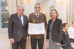 LH Hermann Schützenhöfer überreichte gemeinsam mit Landtagspräsidentin Bettina Vollath an Anton Prietl aus Knittelfeld den Berufstitel Medizinalrat