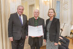 LH Hermann Schützenhöfer überreichte gemeinsam mit Landtagspräsidentin Bettina Vollath an Gottfried Thalhammer aus Rohrbach den Berufstitel Medizinalrat