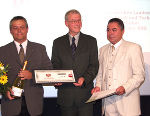 Mit dem ersten Hauptpreis ausgezeichnet: (von links) Dipl.-Ing. Dr. Wilhelm Himmel, Dipl.-Ing. Ger-hard Jägerhuber und Ing. Kurt Völker.Foto: Landespressedienst, Abdruck bei Quellenangabe honorarfrei