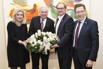 Claudia Paulus überreichte gemeinsam mit Hubert Stotter und Matthias Liebenwein einen Adventkranz an LH Hermann Schützenhöfer (v.r.) © Foto: steiermark.at/Streibl; bei Quellenangabe honorarfrei
