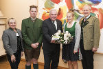 Franz Patz (re.) und Lehrerin Maria Spörk (li.) überreichten gemeinsam mit zwei Schülern LH Hermann Schützenhöfer einen Adventkranz. © Foto: steiermark.at/Streibl; bei Quellenangabe honorarfrei
