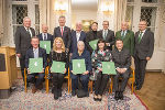 Herbert Maierhofer, Isabella Huber, Karla Hasiba, Eva Märzendorfer-Chen und Wan Jie Chen (vorne v.l.), LH Hermann Schützenhöfer, Rudolf Wilfinger, Josef Missethon, Robert Lotter, Nikolaus Habjan, Clemens Jaufer, Neffe Alt-LH Josef Krainer, Gerald Schöpfer und Klaus Poier, Vorstandsmitglied des Steirischen Gedenkwerks (v.l.) 