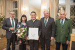 Gerald Schöpfer, LH Hermann Schützenhöfer (v.r.) und der Neffe von Alt-LH Josef Krainer Clemens Jaufer (li.) überreichten an Eva Märzendorfer-Chen und Wan Jie Chen den Josef Krainer-Heimatpreis 2018