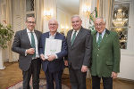 Gerald Schöpfer, LH Hermann Schützenhöfer (v.r.) und der Neffe von Alt-LH Josef Krainer Clemens Jaufer (li.) überreichten Robert Lotter den Josef Krainer-Heimatpreis 2018