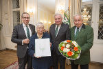 Gerald Schöpfer, LH Hermann Schützenhöfer (v.r.) und der Neffe von Alt-LH Josef Krainer Clemens Jaufer (li.) überreichten Karla Hasiba den Josef Krainer-Heimatpreis 2018