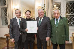Gerald Schöpfer, LH Hermann Schützenhöfer (v.r.) und der Neffe von Alt-LH Josef Krainer Clemens Jaufer (li.) überreichten Schauspieler Nikolaus Habjan den Josef Krainer-Heimatpreis 2018