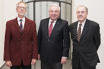 Der neue geschäftsführende Sekretär der Historischen Landeskommission Wernfried Hofmeister, Landeshauptmann Hermann Schützenhöfer und der scheidende geschäftsführende Sekretär Alfred Ableitinger (v.l.) © steiermark.at/Streibl; bei Quellenangabe honorarfrei