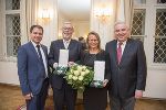 LH-Stellvertreter Schickhofer und LH Schützenhöfer mit den Ehrenträgern von Groß Gold mit dem Stern: Zeithistoriker Konrad und Rektorin Karl 