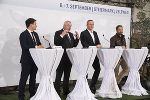 LH-Stv. Michael Schickhofer, LH Hermann Schützenhöfer, Verteidigungsminister Mario Kunasek, Chefpilot Flying Bulls Raimund Riedmann bei der Präsentation im AUA-Hangar. © steiermark.at/Streibl: honorarfrei bei Quellenangabe