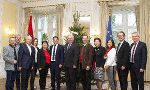 Ein Christbaum für die Grazer Burg: Die Mitglieder der steirischen Landesregierung und die zweite Landtagspräsidentin Manuela Khom mit den Vertretern der Holzwelt Murau im Weißen Saal. © Foto: steiermark.at/Leiss; bei Quellenangabe honorarfrei