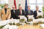 Herwig Hösele, Manfred Prisching, Hermann Schützenhöfer, LH-Stv. Michael Schickhofer, Verlags-GF Nikolaus Brandstätter.(v.l.) bei der Präsentation in der Grazer Burg.