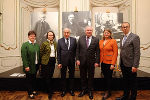Bgm. Regina Schrittwieser, Monika Primas, Volkskultur Stmk. GmbH, Rosegger-Experte Gerald Schöpfer, LH Hermann Schützenhöfer, Bibliotheksleiterin Katharina Kocher-Lichem und UMJ-GF Wolfgang Muchitsch bei der Auftakt PK zum Rosegger-Jahr 2018. © UMJ/J.J. Kucek Bgm. Regina Schrittwieser, Monika Primas, Volkskultur Stmk. GmbH, Rosegger-Experte Gerald Schöpfer, LH Hermann Schützenhöfer, Bibliotheksleiterin Katharina Kocher-Lichem und UMJ-GF Wolfgang Muchitsch bei der Auftakt PK zum Rosegger-Jahr 2018.
