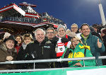 Tolle Stimmung beim Nightrace in Schladming: Siegfried Wolf, LR Doris Kampus, Marianne Schützenhöfer, LH Hermann Schützenhöfer, LR Christopher Drexler, Bundespräsident Alexander Bellen, Bgm. Elisabeth Krammel und LH-Stv. Michael Schickhofer (v.l.). © GEPA pictures/Pammer; bei Quellenangabe honorarfrei