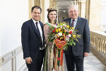 Blumenkönigin Elisabeth II. überbrachte LH Schützenhöfer und LH-Stv. Schickhofer ihre Blumengrüße ©      