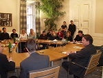 Landeshauptmann Mag. Franz Voves mit Studenten des Medienkundlichen Lehrganges im Regierungssitzungszimmer der Grazer Burg. Foto: Landespressedienst
