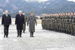 Landeshauptmann Hermann Schützenhöfer beim Abschreiten der Front. © Foto: Österreichisches Bundesheer/Reisinger/Zirkl; bei Quellenangabe honorarfrei