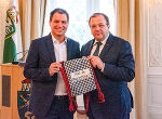 Gheorge Flutur, rumänischer Kreispräsident, überreicht LH-Stv. Schickhofer ein Gastgeschenk. © Bilder: Land Steiermark/Bektaš; Verwendung bei Quellenangabe honorarfrei Gheorge Flutur, rumänischer Kreispräsident, überreicht LH-Stv. Schickhofer ein Gastgeschenk.