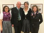 Anna Thaller (3.v.l.) eröffnete gemeinsam mit ihren Mitarbeiterinnen Maria Greiner (1.v.l.) und Monika Ablasser (4.v.l.) sowie Ferdinand Köberl die Fotoausstellung © Foto: Bildungshaus Schloss St. Martin; bei Quellenangabe honorarfrei Anna Thaller (3.v.l.) eröffnete gemeinsam mit ihren Mitarbeiterinnen Maria Greiner (1.v.l.) und Monika Ablasser (4.v.l.) sowie Ferdinand Köberl die Fotoausstellung