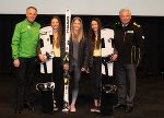 Junge Sportlerinnen mit Karl Schmidhofer, Präsident Steirischer Skiverband und LH Schützenhöfer