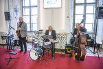 Musikalische Begleitung durch das „Karlheinz Miklin Trio“ Besetzung: Karlheinz Miklin – Saxophon und Flöte; Ewald Oberleitner – Bass; Karlheinz Miklin jun. – Schlagzeug.