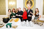 Bernadette Weber, Lydia Lieskonig, Stefanie Apuri, Generalvikar Erich Linhardt, Landtagspräsidentin Bettina Vollath, Landeshauptmann Hermann Schützenhöfer und Cornelia Gruber beim Benefizsuppenessen in der Grazer Burg © Foto: Sonntagsblatt/Neuhold; bei Quellenangabe honorarfrei Bernadette Weber, Lydia Lieskonig, Stefanie Apuri, Generalvikar Erich Linhardt, Landtagspräsidentin Bettina Vollath, Landeshauptmann Hermann Schützenhöfer und Cornelia Gruber beim Benefizsuppenessen in der Grazer Burg