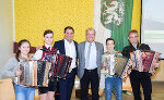 LH-Stv. Michael Schickhofer und Bgm. Karl Dobnigg im Kreis der Musiker, die den festlichen Rahmen des Spatenstichs gestalteten. LH-Stv. Michael Schickhofer und Bgm. Karl Dobnigg im Kreis der Musiker, die den festlichen Rahmen des Spatenstichs gestalteten.