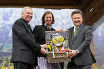 Die Steiermark in vollen Zügen geniessen: LH Schützenhöfer und Barbara Eibinger-Miedl überreichen einen lukullischen Gruß an den Wiener Bürgermeister Michael Ludwig.